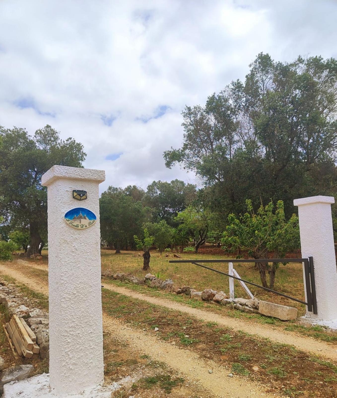 I Trulli D'A Ross Villa เชจลีเมสซาปิกา ภายนอก รูปภาพ